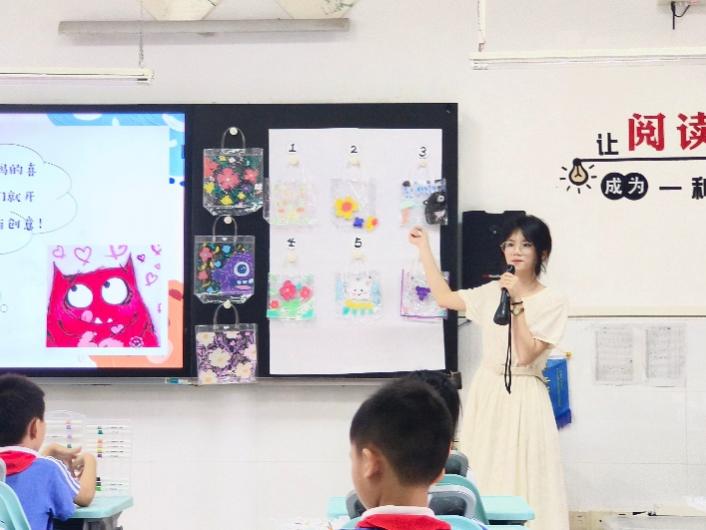 小孩们在房间里中度可信度描述已自动生成 小孩们在房间里中度可信度描述已自动生成
